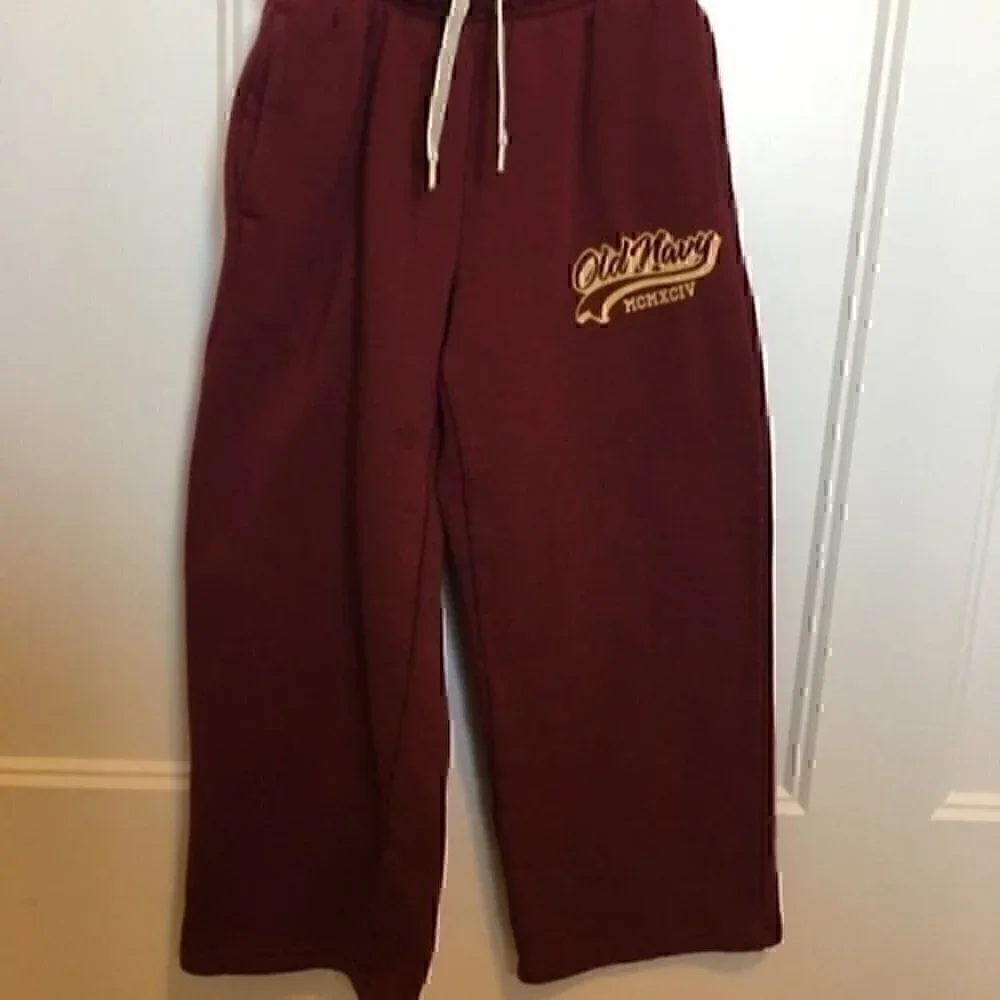 Boys size small 6/7 Old Navy maroon sweat pants